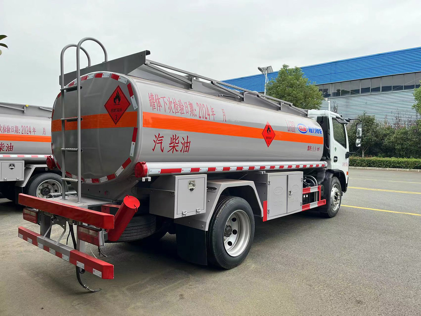 国六必博东风10立方油罐车/加油车